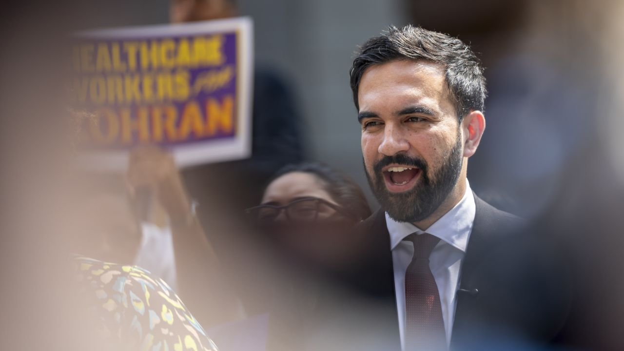 New York divisa tra paura e ambizione: la corsa di Mamdani spaventa conservatori e moderati, Cuomo argine dell’establishment