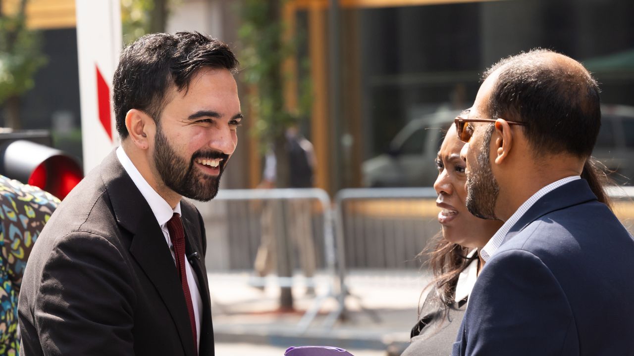 Chi ha paura di Mamdani? New York soppesa il salto: entusiasmo under 30, file ai seggi e timori per la reazione scomposta di Trump