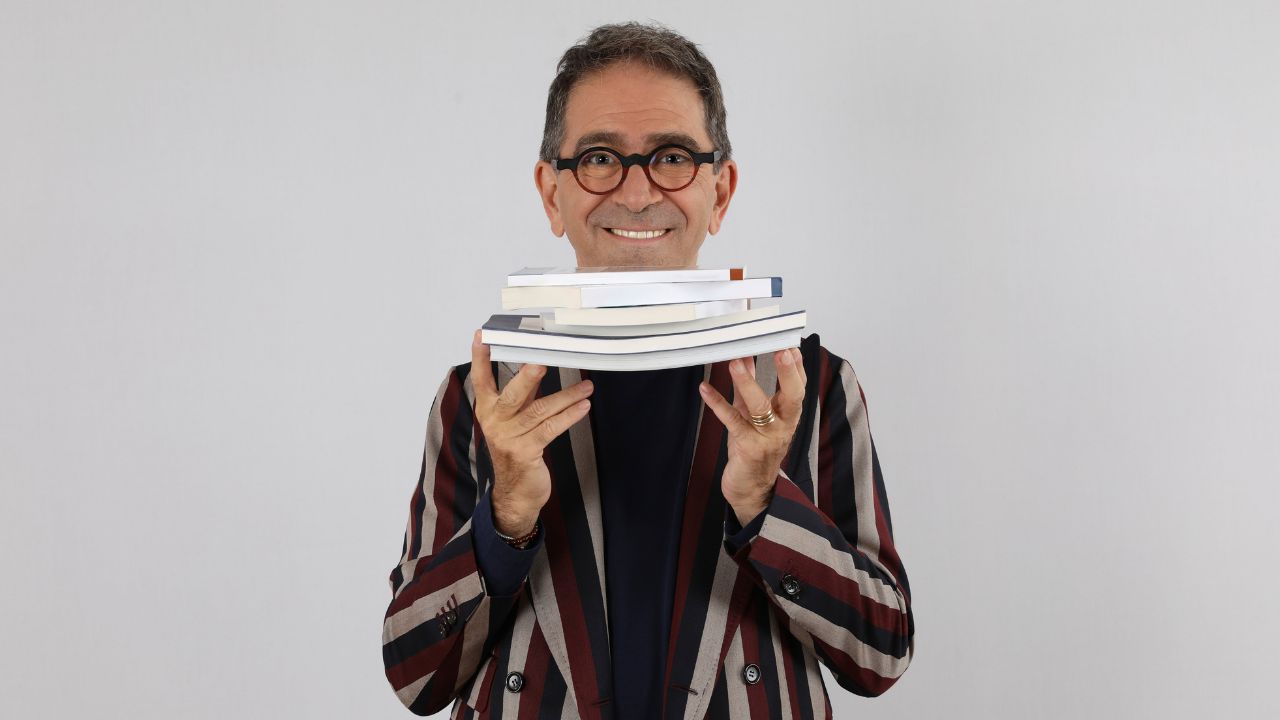 Pino Strabioli torna a teatro con “Ve ne dico quattro” per raccontare altri grandi protagonisti del 900