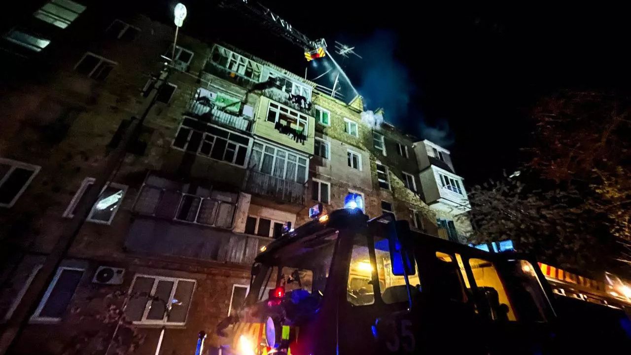 Centinaia di missili e droni russi su Kiev. Zelensky: “Raid ben calcolati, hanno fatto 4 morti”