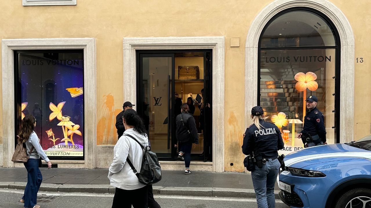 Maxi furto alla boutique Louis Vuitton di Roma: sfondano la vetrina con un’auto e fuggono con borse di lusso