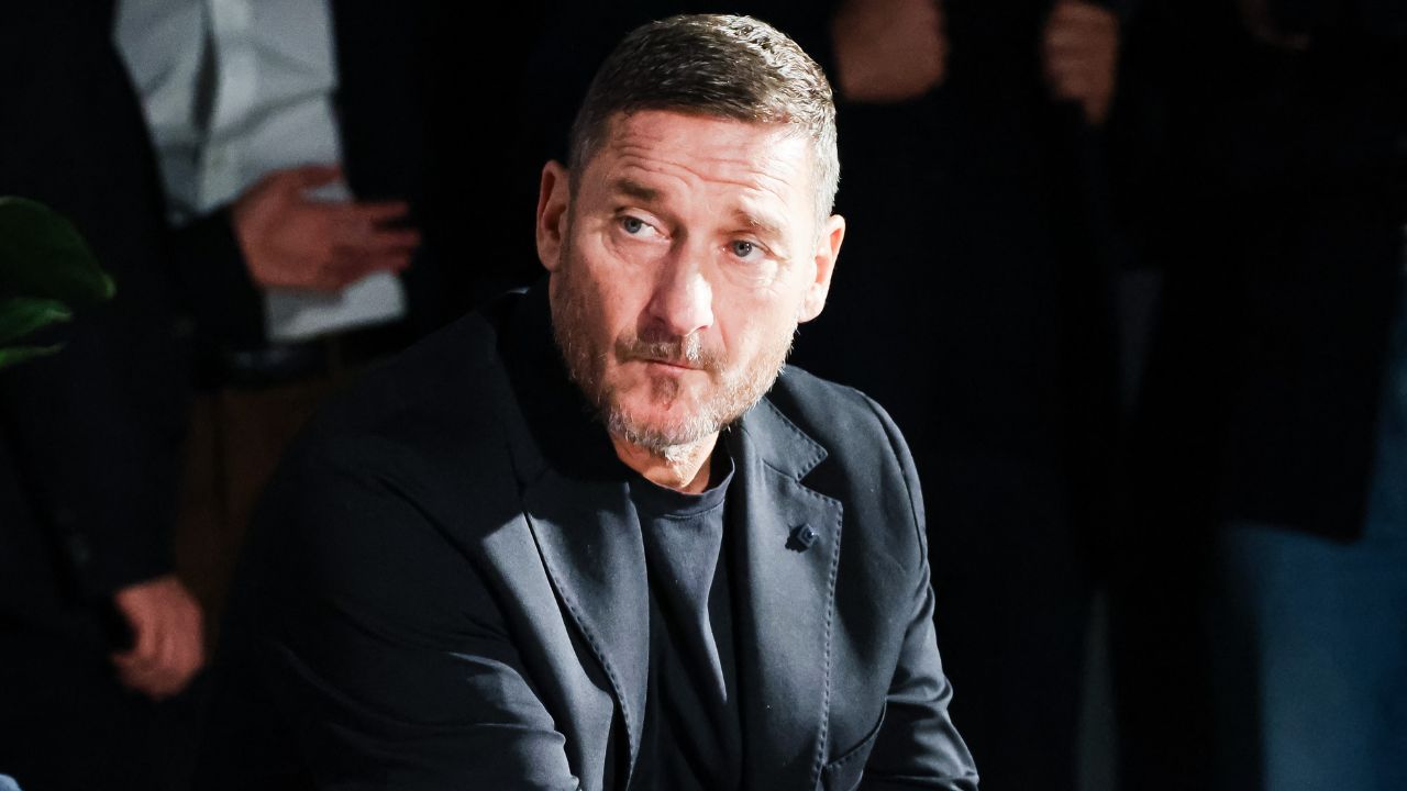 Francesco Totti, dopo il divorzio con Ilary arriva la condanna della sua scuola calcio, deve riassumere una dipendente e pagarle quasi 100 mila euro