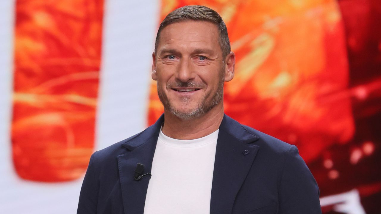 Tutte le rogne che inseguono Francesco Totti: padel, fondi pubblici, infiltrazioni in casa, battaglie legali con Ilary e l’ennesima casa