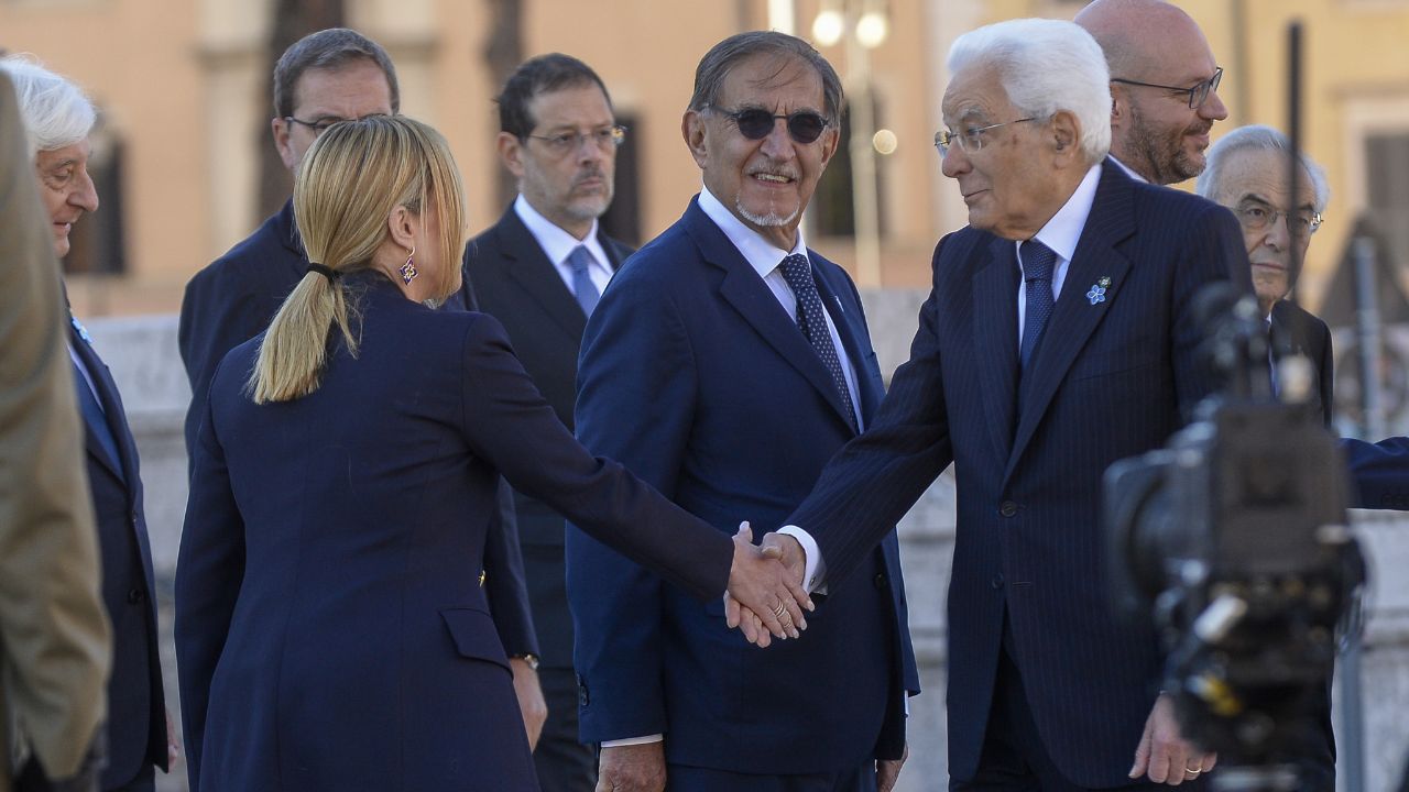 Cena tra amici o complotto? Il “Provvidenziale Scossone” che minaccia il governo Meloni