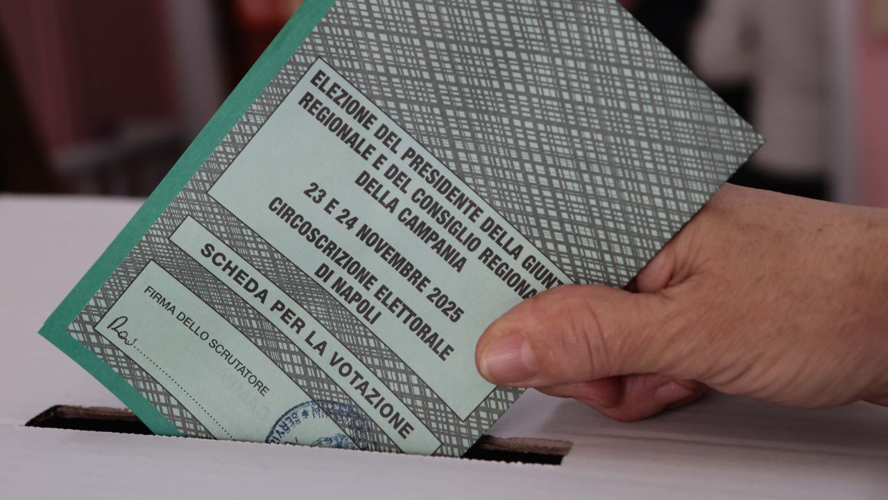 Regionali, spoglio in corso in Veneto, Campania e Puglia: primi dati e affluenza in forte calo