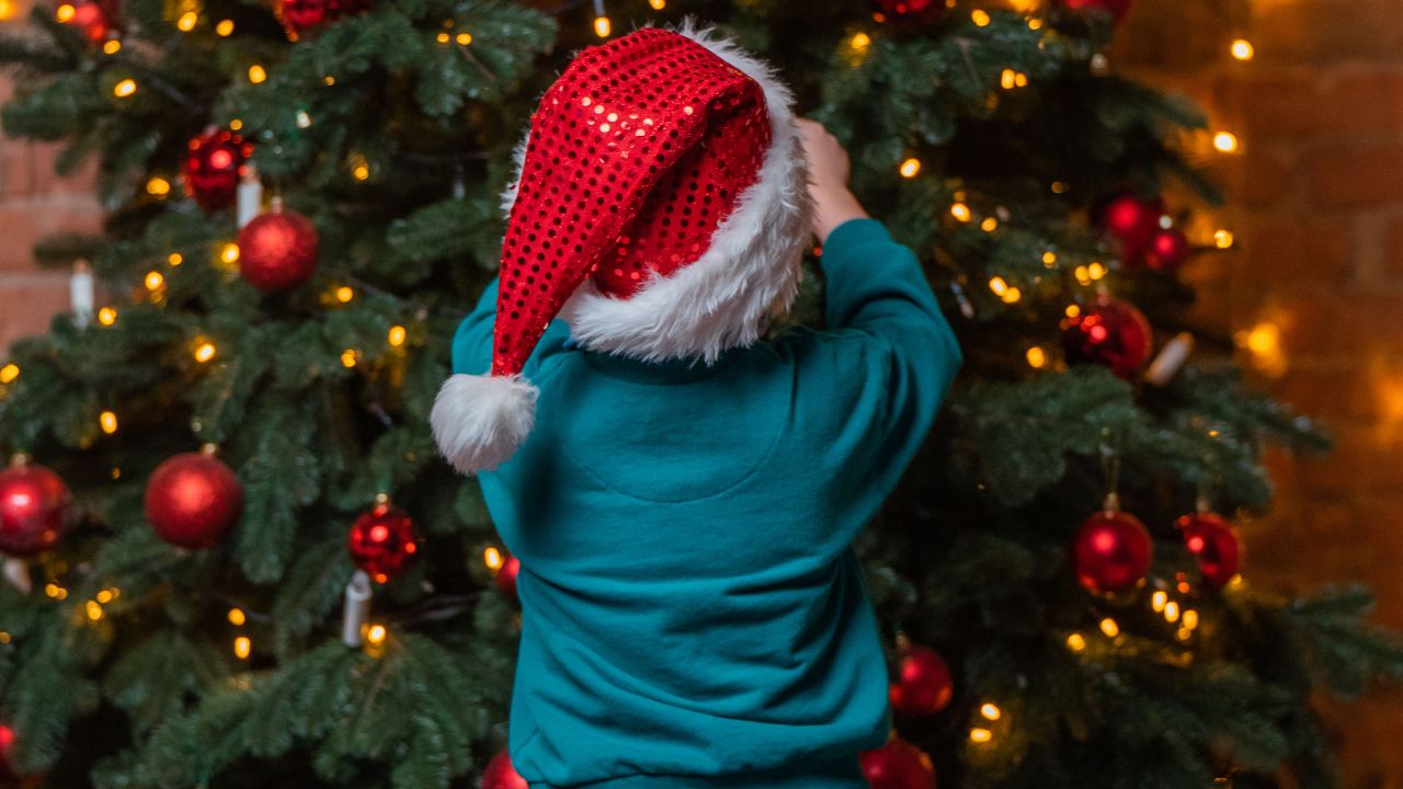 Buon Natale, ma non per tutti: un mondo di luci e di tante assenze