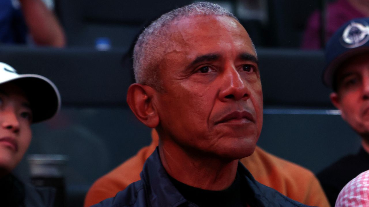 Obama rompe il silenzio e attacca Trump: «Ogni giorno è Halloween, ma solo scherzetti e nessun dolcetto»