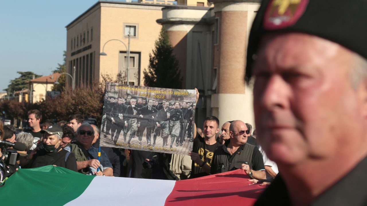 Volti del Duce, tatuaggi delle SS e fascio-rock: viaggio a Rieti nella “Roccaforte dei camerati”