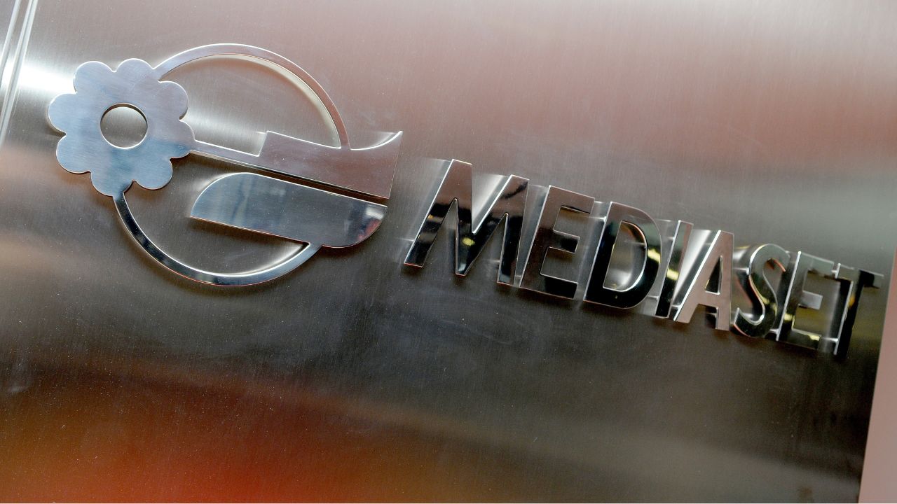 Una nuova accusa travolge l’ex produttore del programma Mediaset: “Ha violentato anche me”