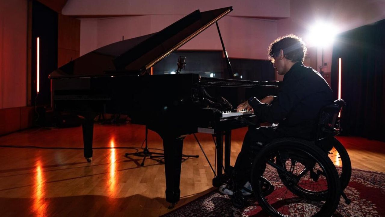 Frenci, il pianista che ha trasformato la sua disabilità in un linguaggio universale fatto di musica, poesia e sogni