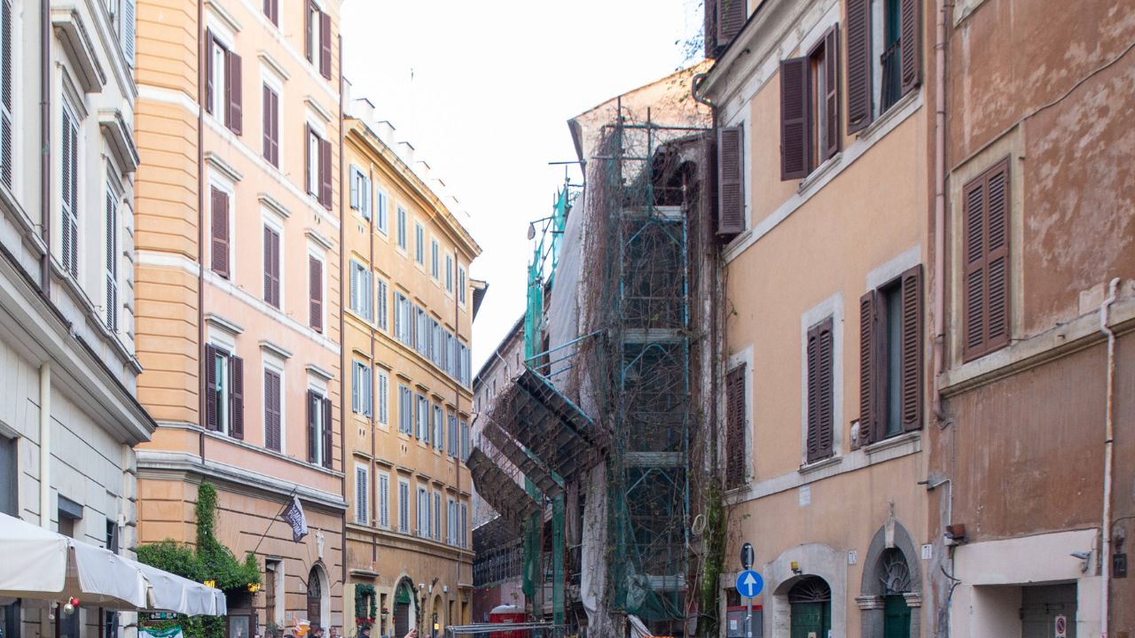 Paura nel cuore di Roma: crolla alla Torre dei Conti, ferito un operaio
