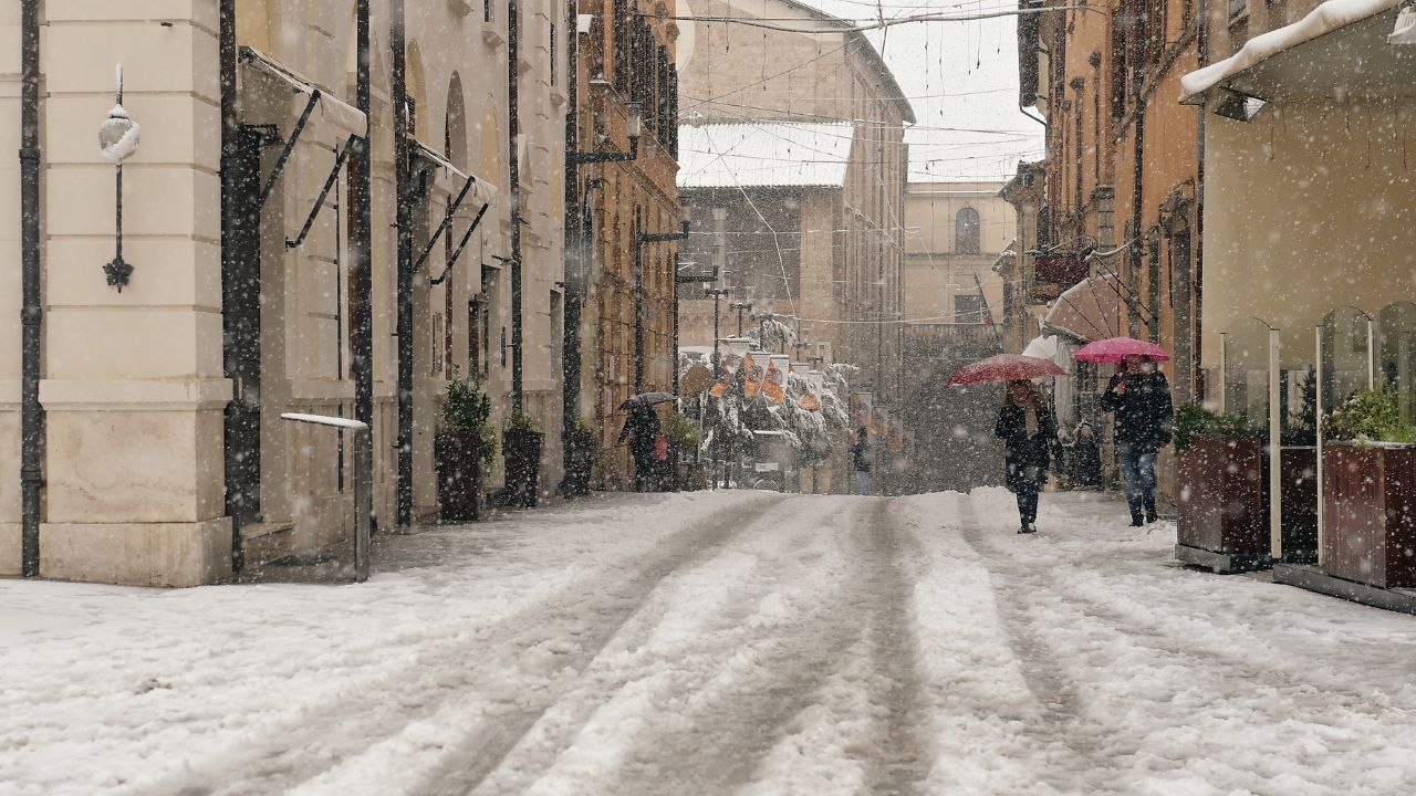 Italia nella morsa del maltempo: piogge, neve e temperature sotto la media