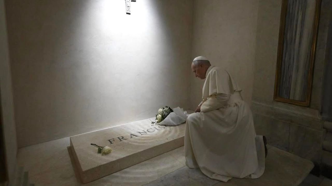 Papa Leone XIV in preghiera davanti alla tomba di Papa Francesco: il segno della continuità nel rinnovamento