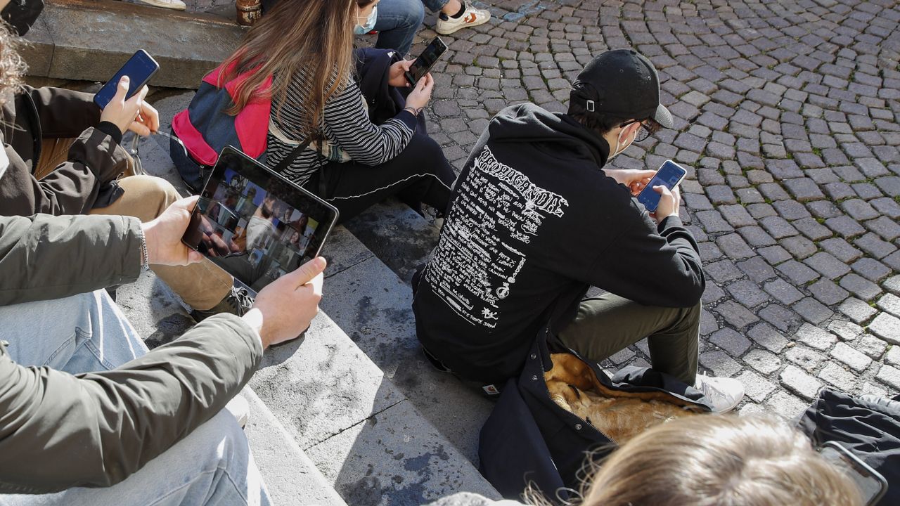 Adolescenti online: connessi, ma attivi anche offline. Il 33% incontra rischi