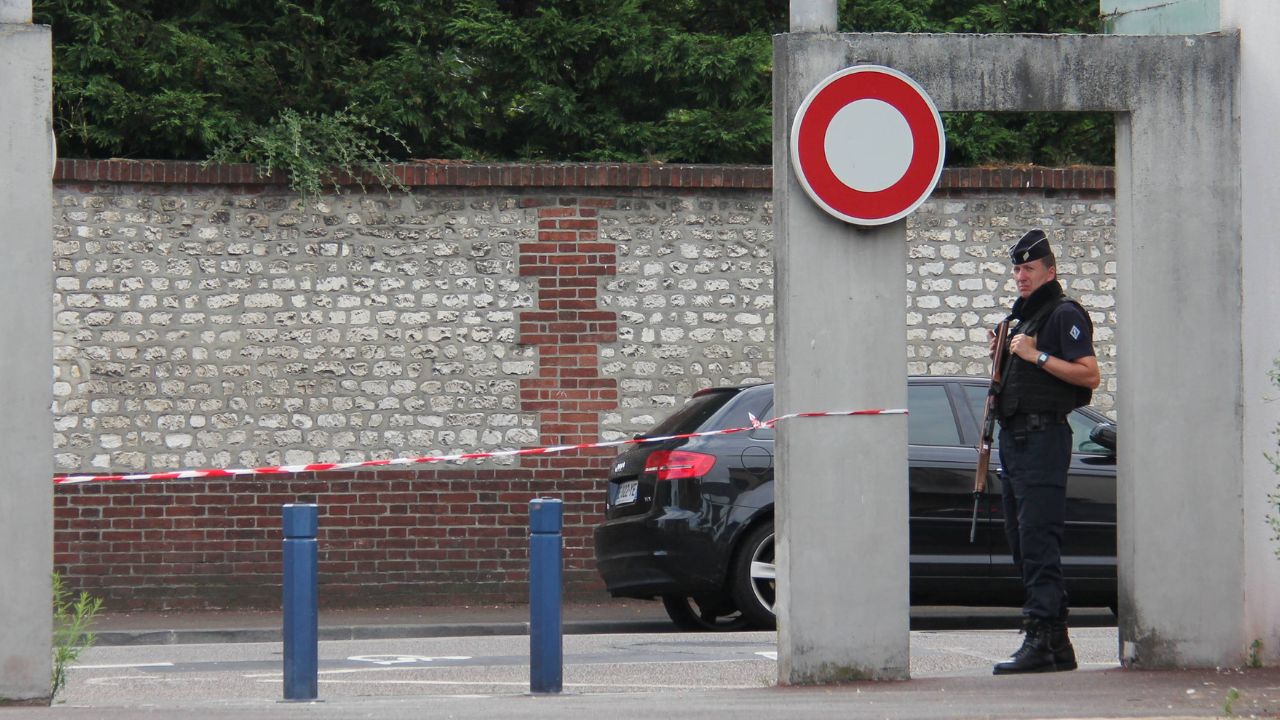 Francia: uomo grida “Allahu Akbar” e investe diverse persone