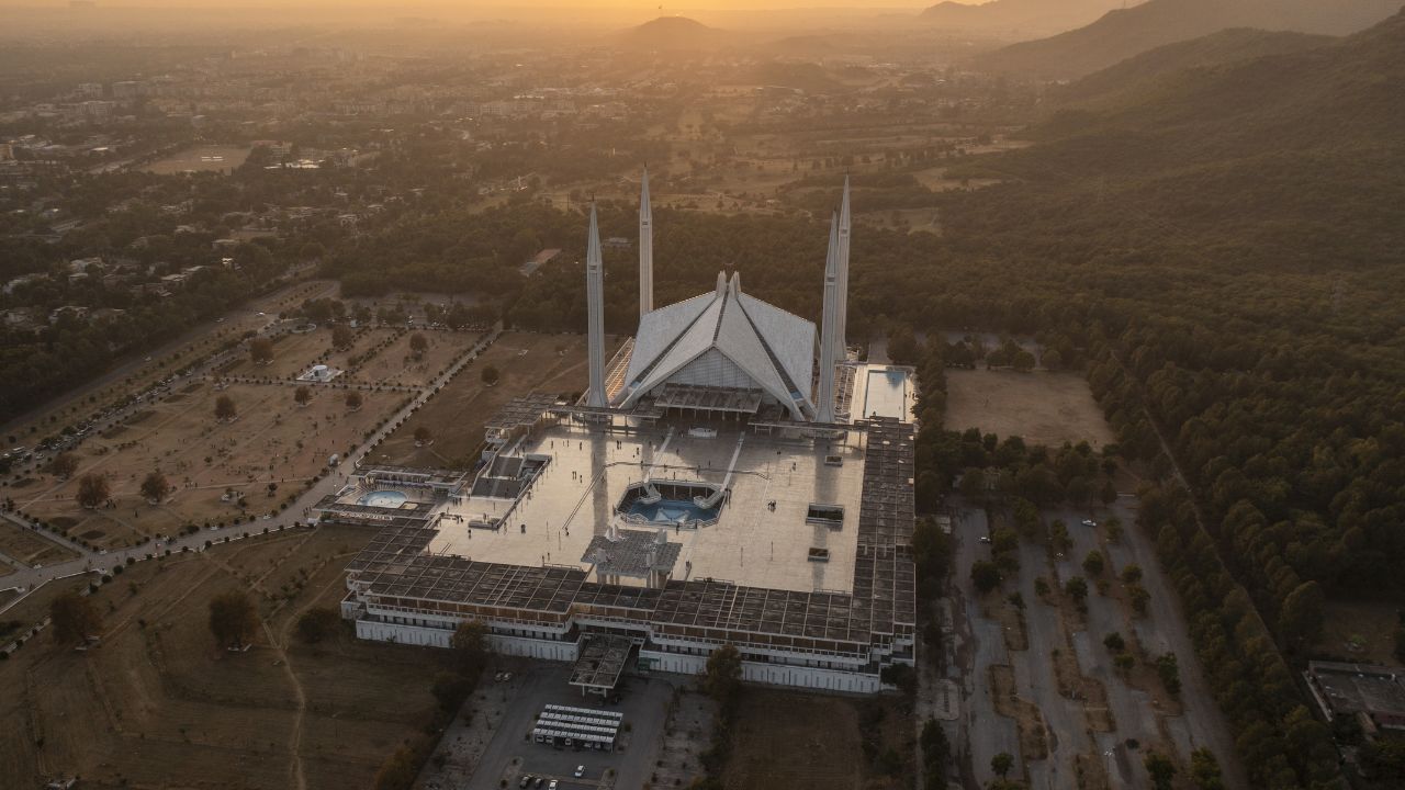 Attentato suicida a Islamabad: 12 morti e 21 feriti davanti a un tribunale