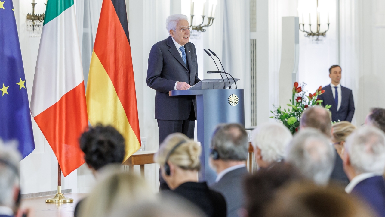 Mattarella a Berlino: “Fermiamo i nuovi Dottor Stranamore, il mondo scivola di nuovo verso la guerra”