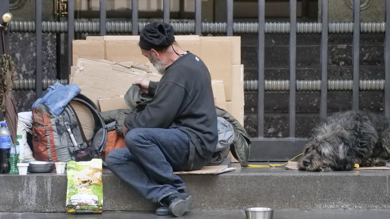 Roma, la “città di cristallo” tra fragilità e disuguaglianze: l’allarme del Rapporto Caritas