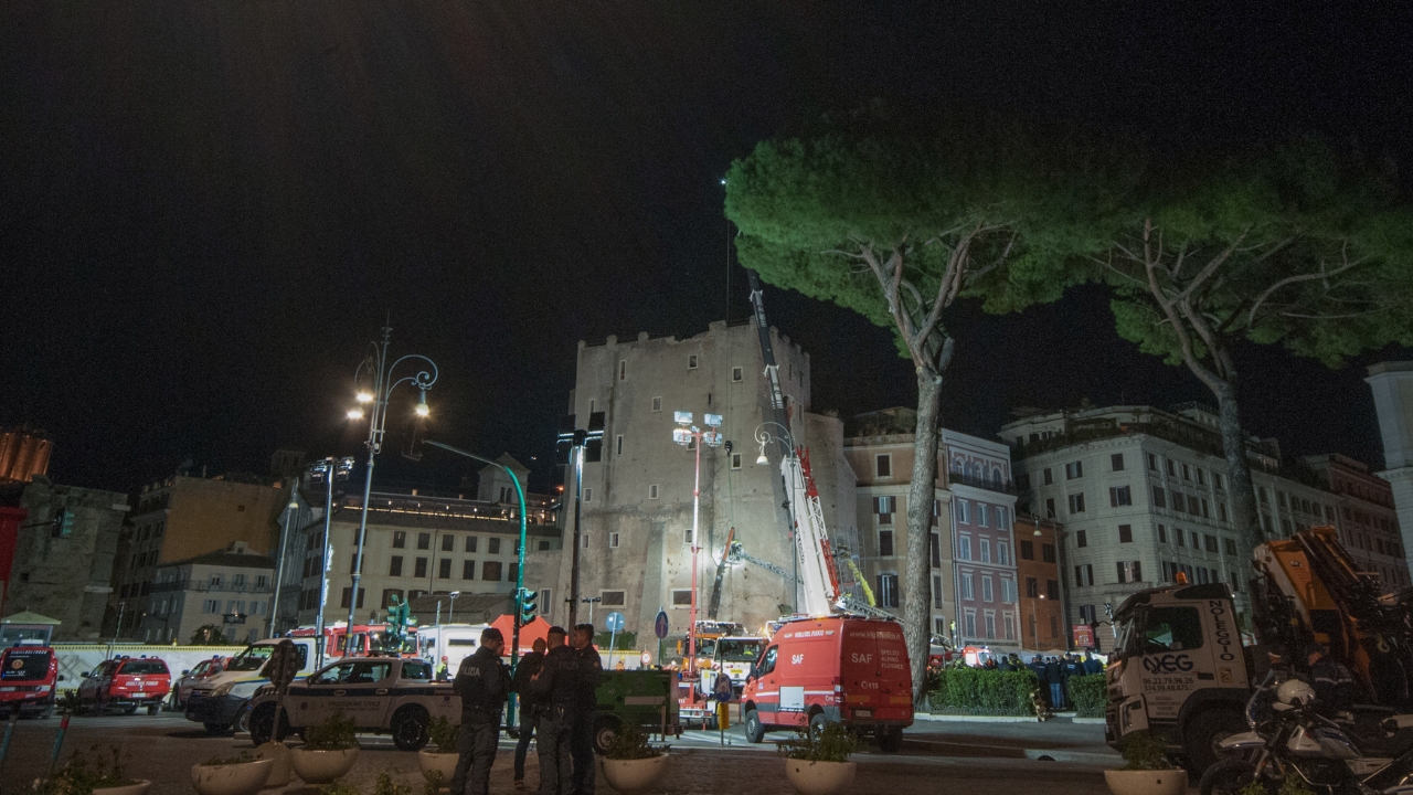 Crollo Roma, muore l’operaio rimasto 11 ore sotto le macerie. Cordoglio del Governo e della città per Octay Stroici