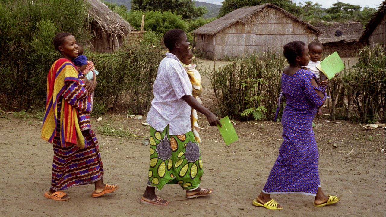 Il Natale celebra un Dio che si fa bambino nella fragilità. Eppure, oggi, quella fragilità è calpestata ovunque