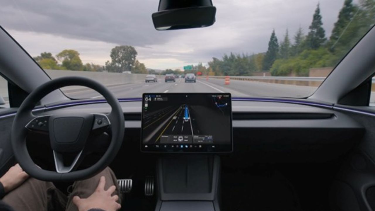 Guida autonoma FSD di Tesla salva automobilista colpito da infarto