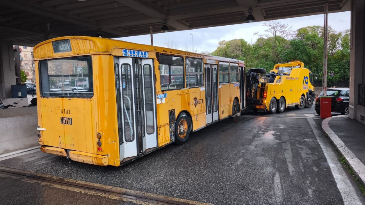 Salvato l’ultimo bus storico dei trasporti romani e regionali, simbolo dell’industria italiana e testimone del terremoto in Irpinia del 1980