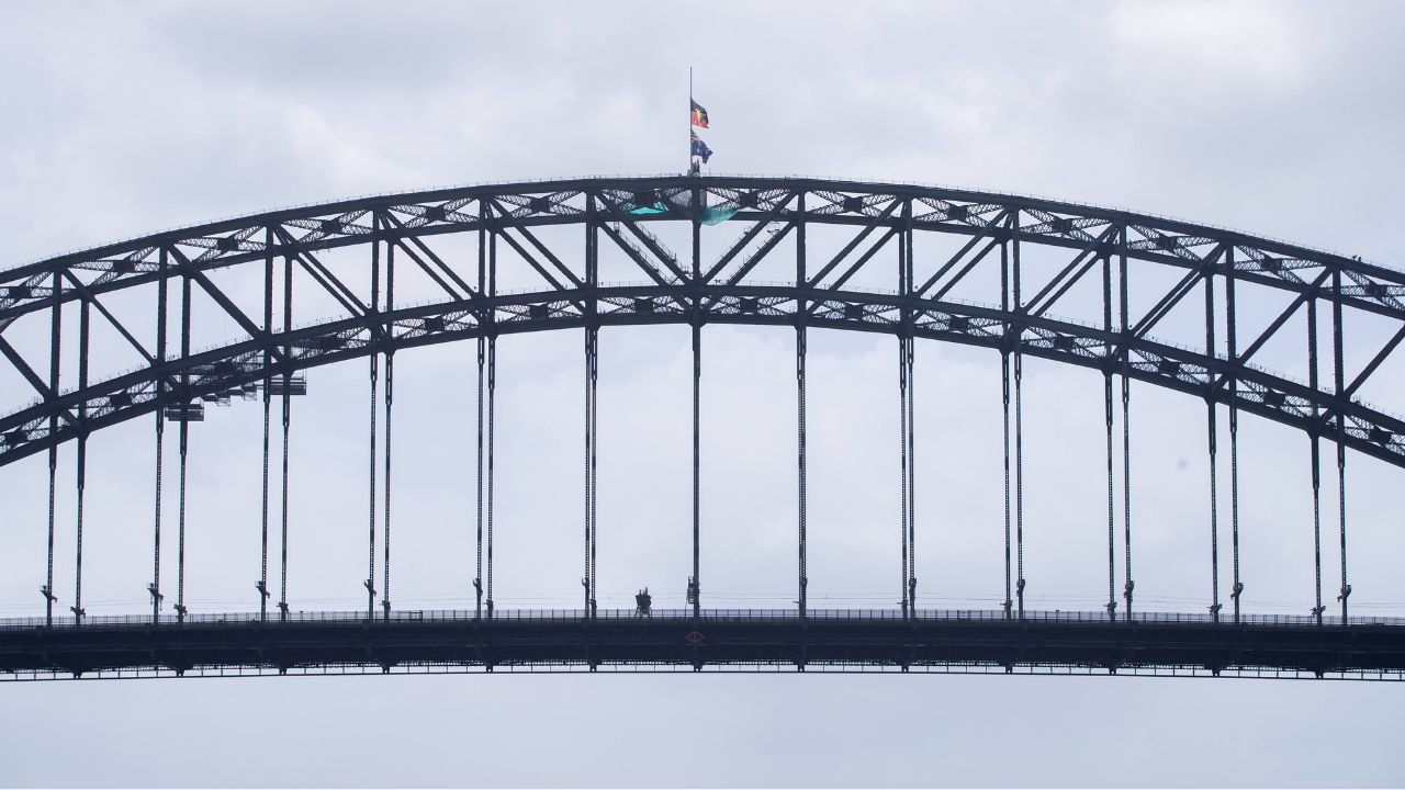 Chi è Ahmed el Ahmed, il fruttivendolo che ha disarmato uno dei terroristi e fermato la strage di Hanukkah