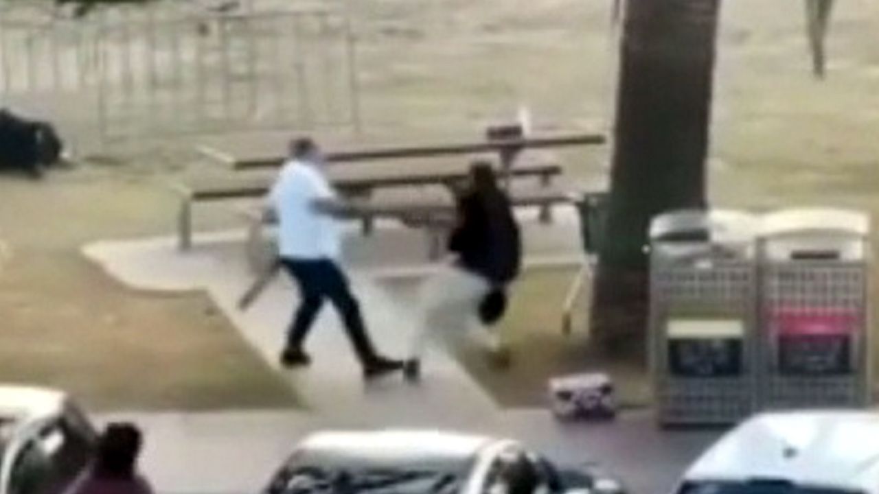 Chi è Ahmed el Ahmed, il fruttivendolo che ha disarmato uno dei terroristi e fermato la strage di Hanukkah