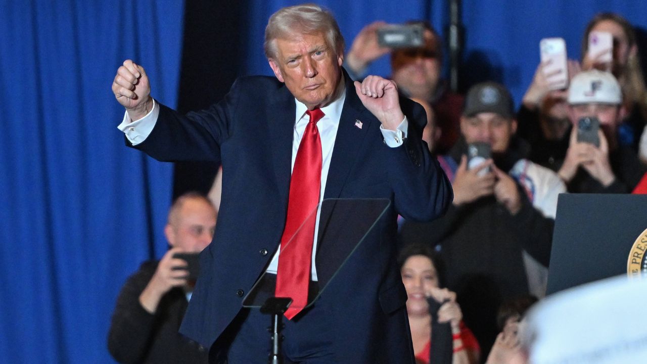 Trump fa marcia indietro sui dazi su metallo e alluminio: “ammorbidimento” pre-midterm dopo lo schiaffo del Congresso e i sondaggi contrari