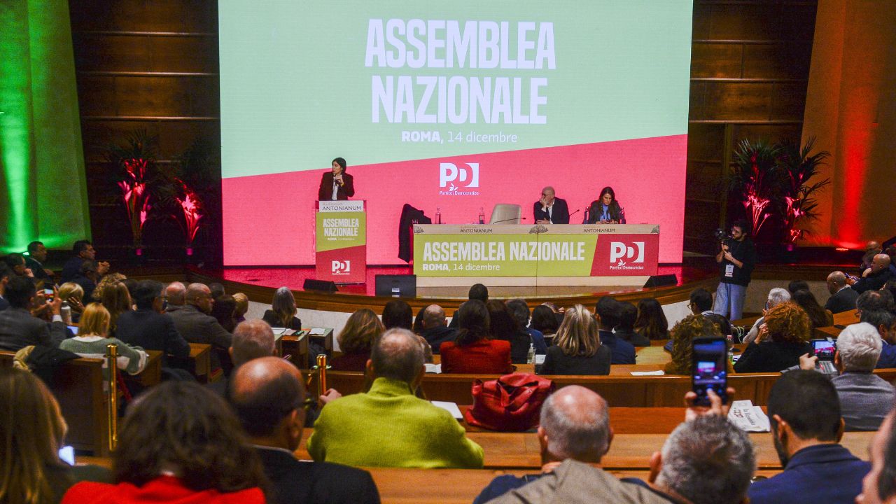 Elly Schlein, segretaria sola allo sbando: numeri assemblea dem certificano un partito che chiede una guida più collegiale