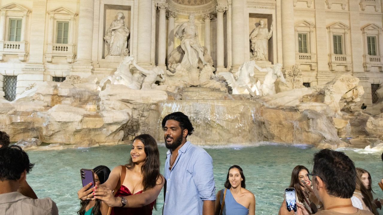 Fontana di Trevi a pagamento per i turisti: dal 7 gennaio scatta il ticket da 2 euro, due corsie e accessi contingentati per salvare il capolavoro