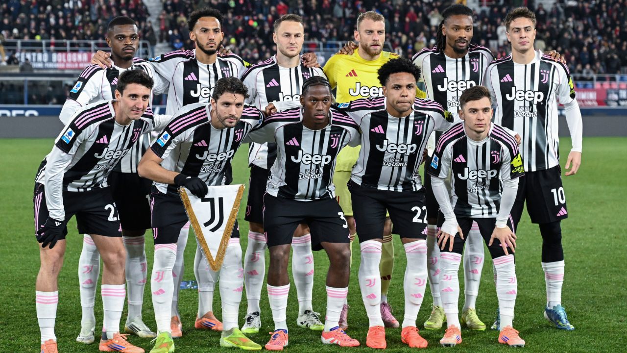 Juventus, il gigante addormentato tra conti in rosso e offerte al ribasso: quanto vale davvero il club di John Elkann oggi