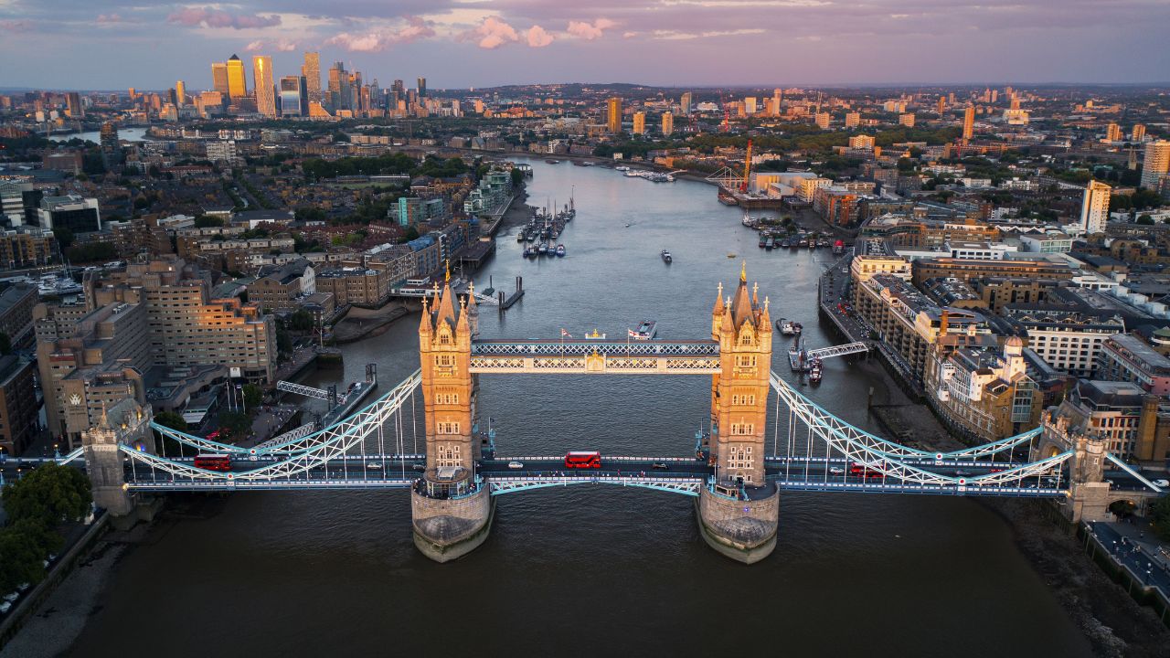 Londra riapre a Bruxelles: la Gran Bretagna torna nell’Erasmus e Starmer prova a ricucire lo strappo della Brexit