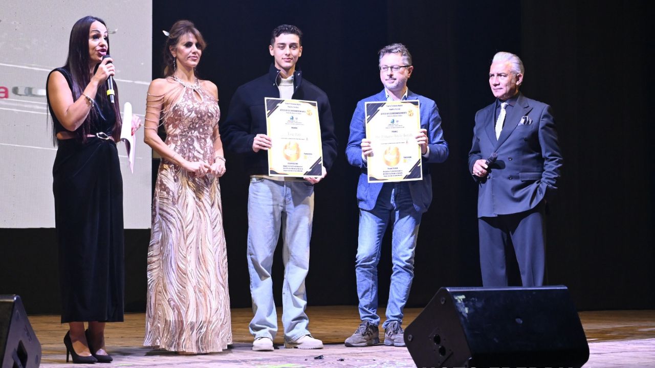 Luigi Zeno e Francesco Emilio Borrelli premiati al Politeama tra emozioni e impegno sociale