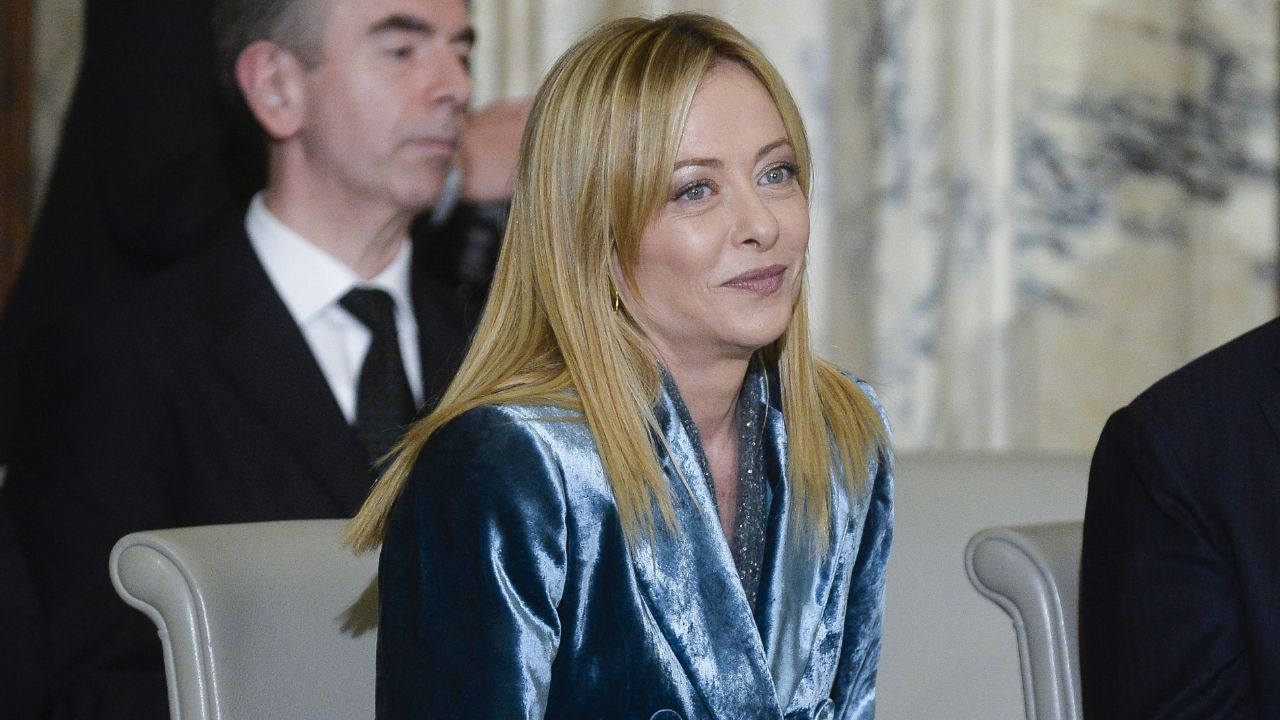 Giorgia Meloni, boom di follower nel 2025 e nuovo look “alla Bellucci”