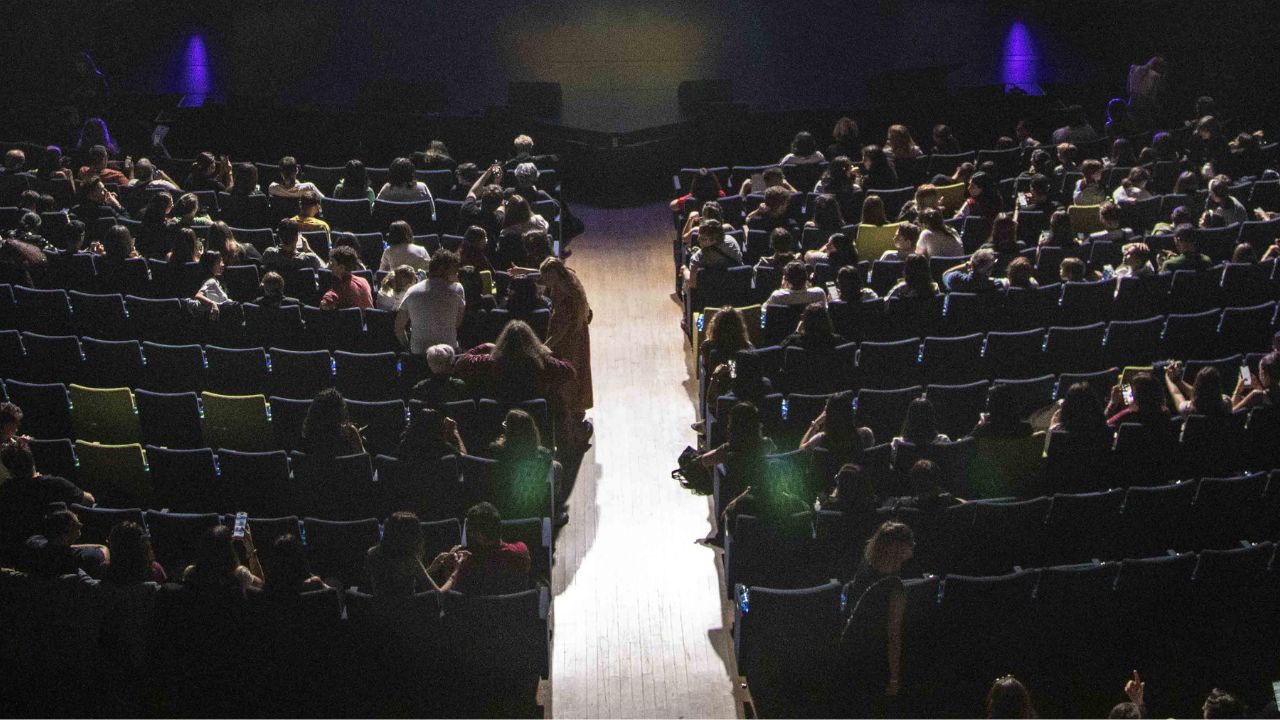 Giovani e cinema: streaming, costi e strategie per riportarli in sala