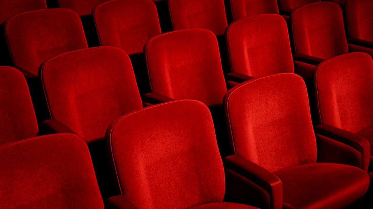Da Ranucci a Travaglio, i giornalisti conquistano i teatri e trasformano la notorietà in un business: ma il pubblico paga per le notizie o per il personaggio?