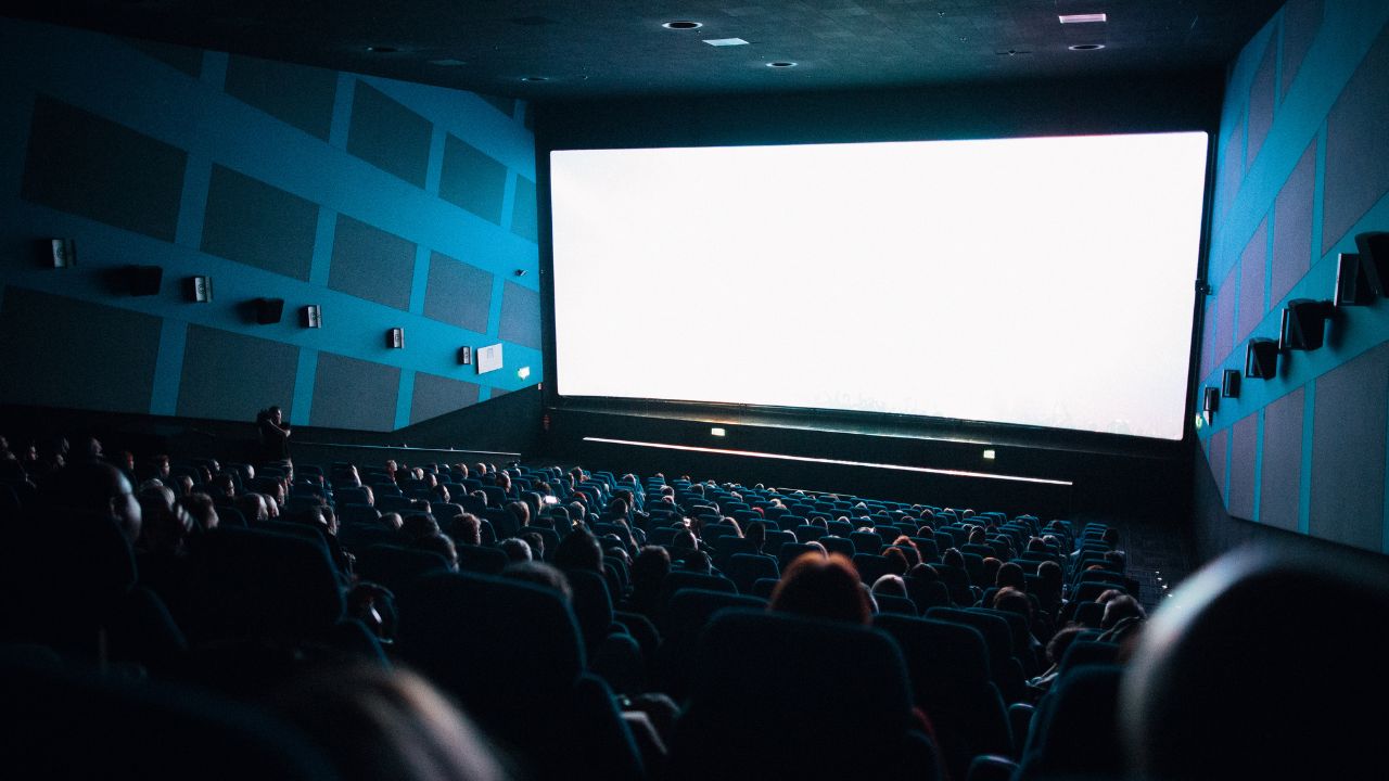 Gli italiani amano il cinema ma disertano le sale: sette su dieci guardano film ogni settimana, ecco perché il grande schermo perde spettatori