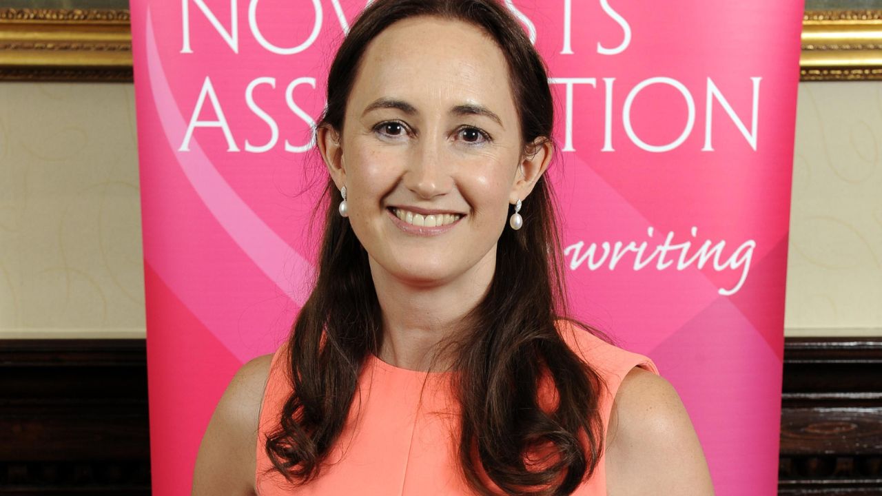 Sophie Kinsella è morta a 55 anni: addio alla creatrice di “I Love Shopping”, la scrittrice che ha portato milioni di lettrici nel suo universo leggero, ironico e globale