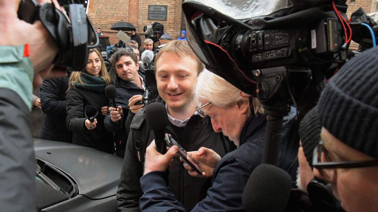 Garlasco, un mistero senza fine: quasi vent’anni dopo emergono nuovi interrogativi sugli indumenti ritrovati in un canale e mai analizzati