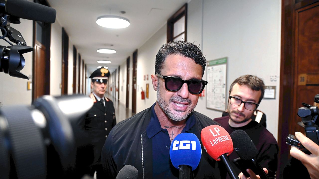 Fabrizio Corona fa marcia indietro e chiede scusa in tv: “Ho sbagliato, il video di Pretelli era vecchio”