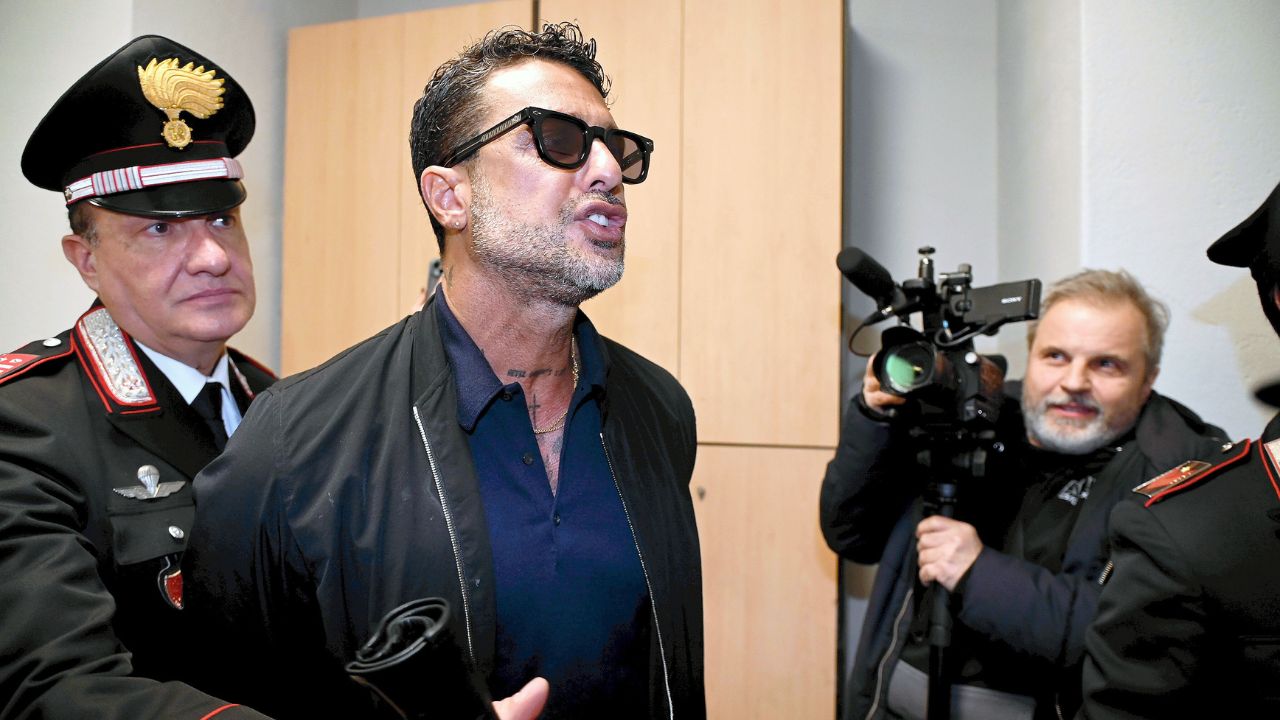 Corona rilancia: dal caso Signorini ai silenzi dei Berlusconi, fino alla Casa Bianca di Trump. Accuse, retroscena e le nuove frecciate a Maria De Filippi e Gerry Scotti