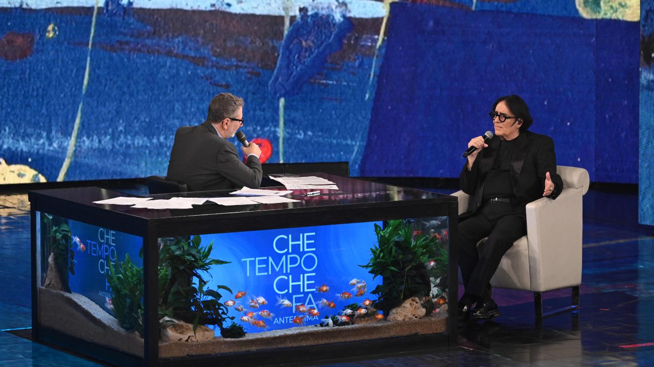 Renato Zero racconta la sua Italia tra amicizia, politica, fede e paure: la battuta sui «meloni», la pace con Berté, il ricordo del padre e la guerra interiore di oggi