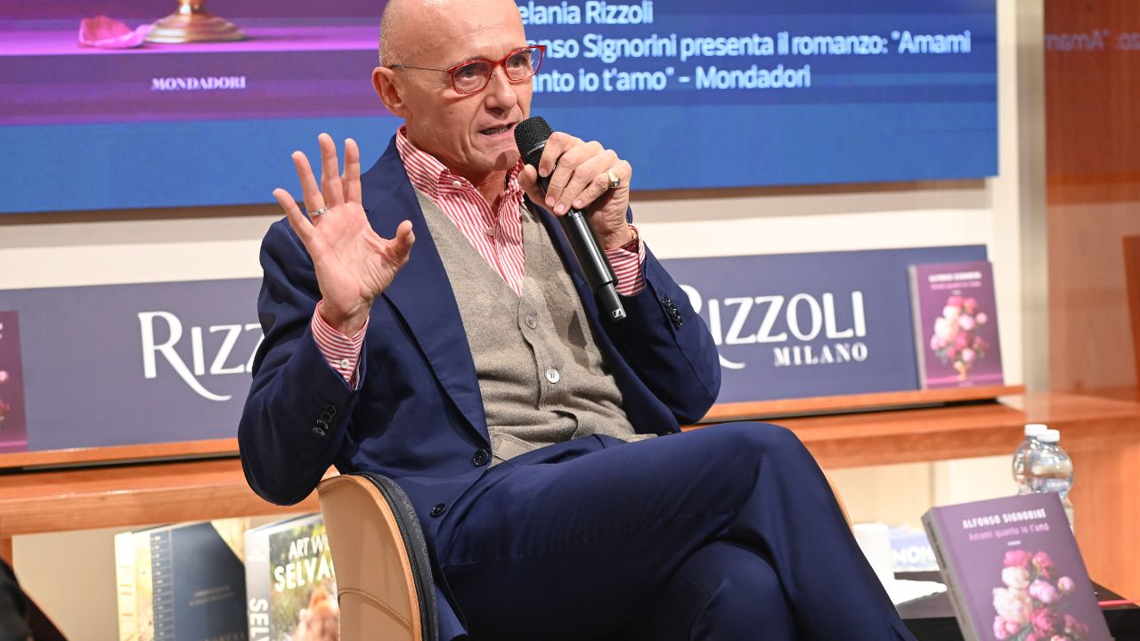 Alfonso Signorini indagato per violenza sessuale ed estorsione: la Procura di Milano apre un fascicolo dopo la denuncia dell’ex gieffino Medugno