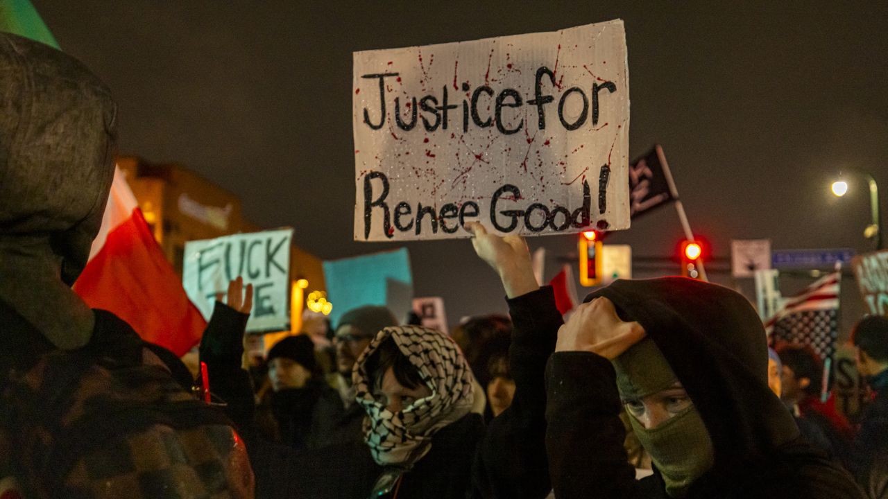 Minneapolis brucia di nuovo: l’uccisione di Renee Nicole Good scatena la rivolta contro Trump e la sua America militarizzata