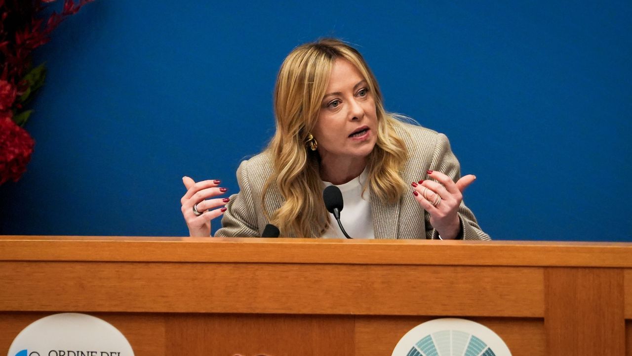 L’estetica della stizza: Giorgia Meloni e la performance del disprezzo istituzionale