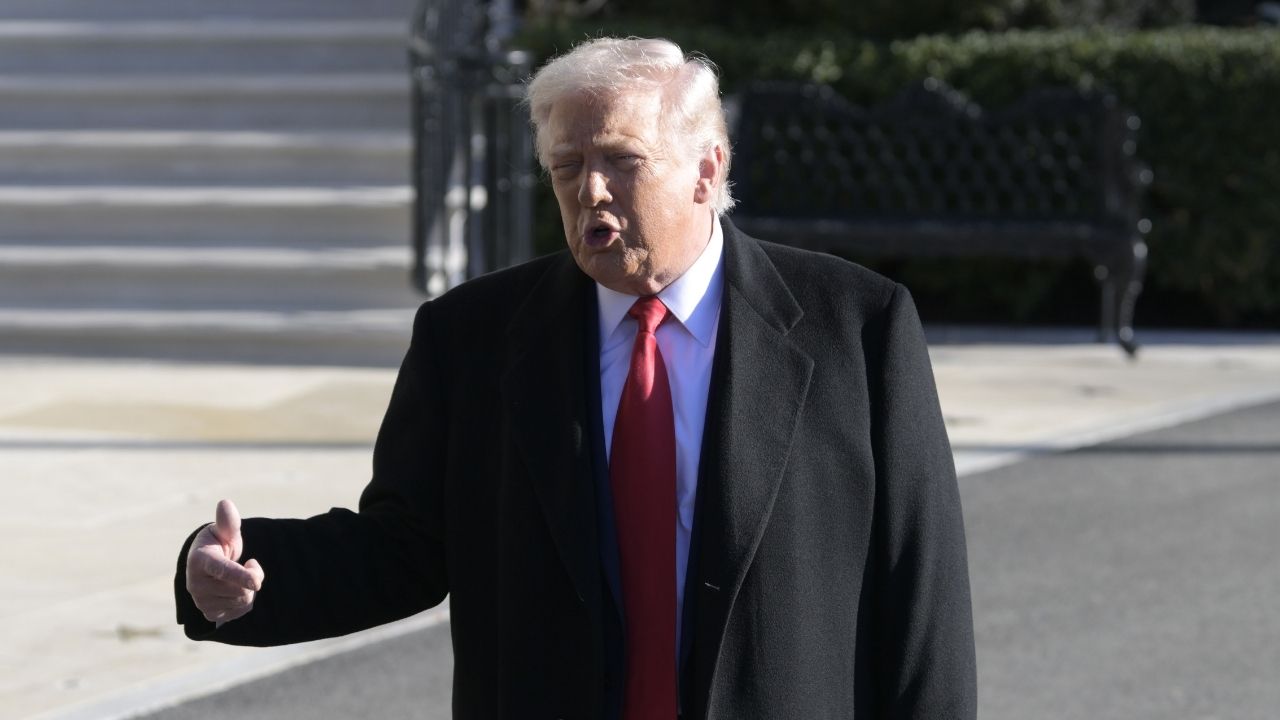 Gli urlano “protettore di pedofili”, Trump risponde col dito medio: il gesto shock alla Ford mentre infuria il caso Epstein