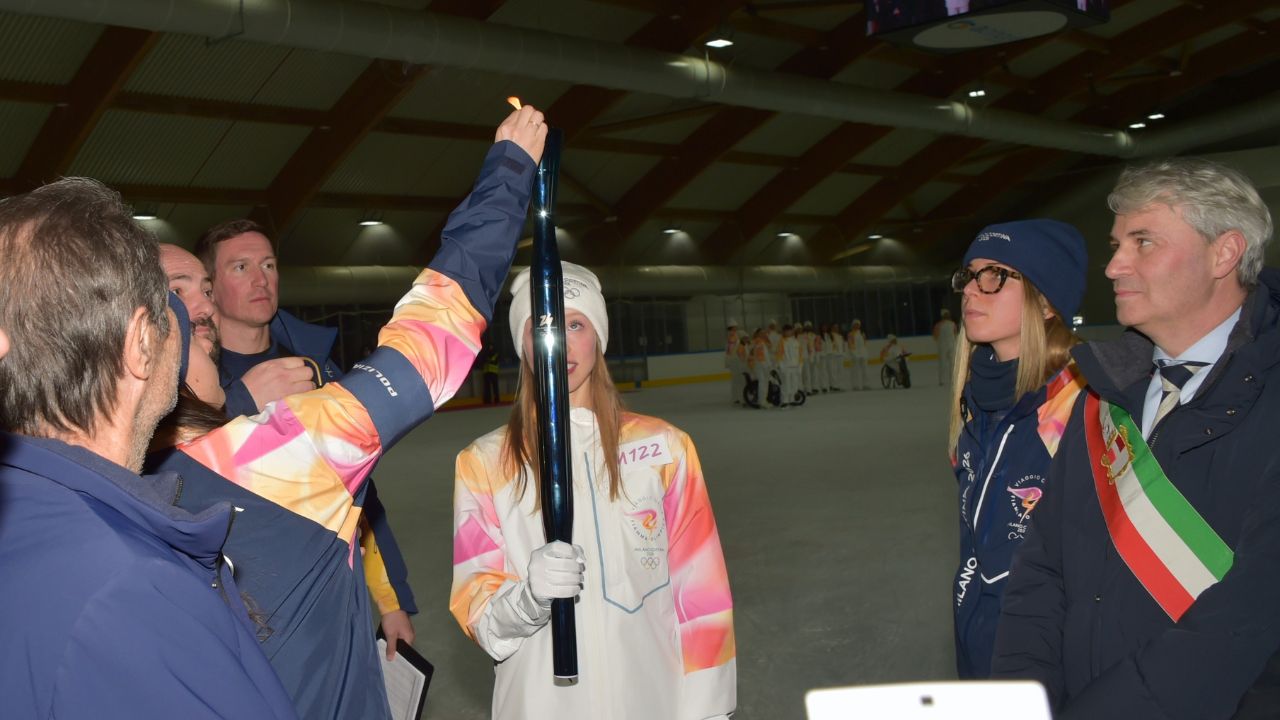 La fiamma olimpica finisce anche a un ex squalificato per doping: regolamento ignorato e figuraccia