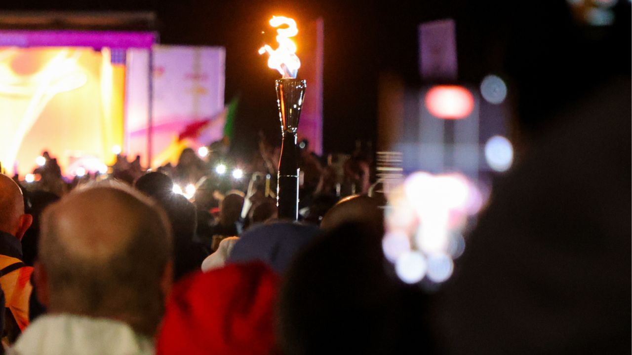 La fiamma olimpica finisce anche a un ex squalificato per doping: regolamento ignorato e figuraccia