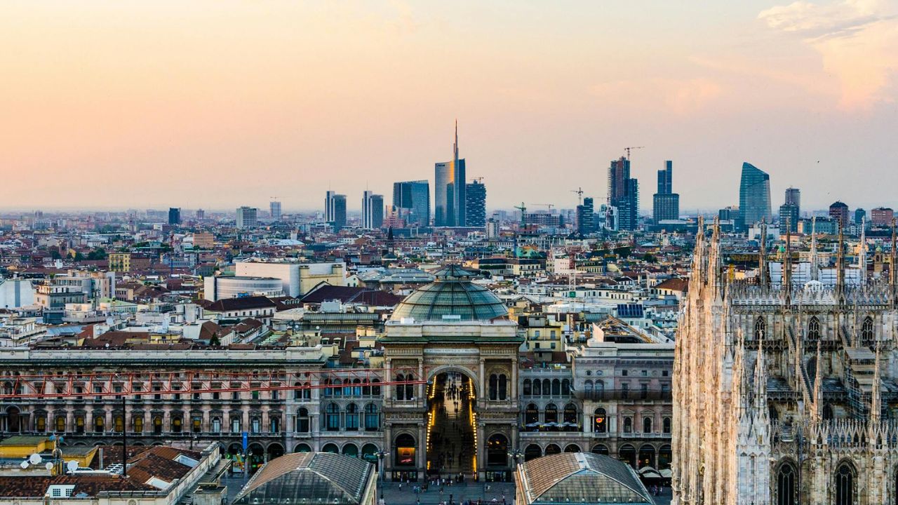 Milano nuova capitale dei paperoni d’Europa grazie alla flat tax: un residente su dodici è milionario e il centro si trasforma in un salotto globale